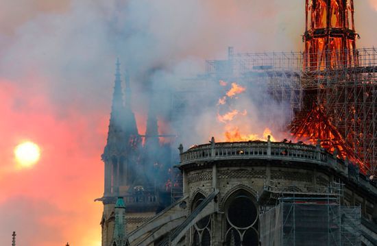 悲剧！直击巴黎圣母院大火，半边教堂没了！