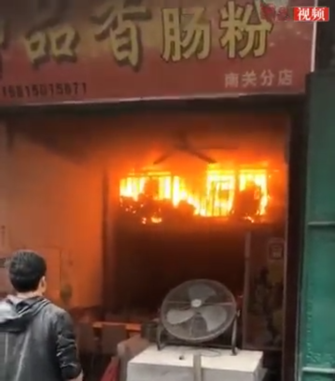 潮阳区一店铺突发火灾，就因为阁楼的蜡烛灯短路！